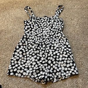 Cute daisy romper